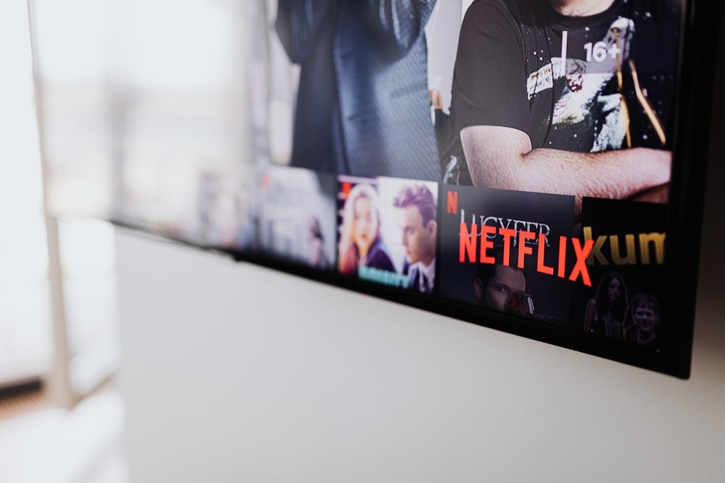 televisão ligada na Netflix, representando como assistir TV sem antena por streaming