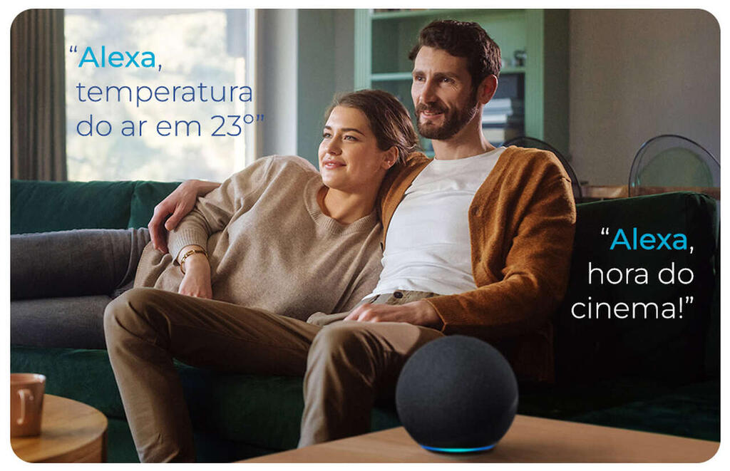 casal usando Alexa, assistente virtual inteligente da Amazon