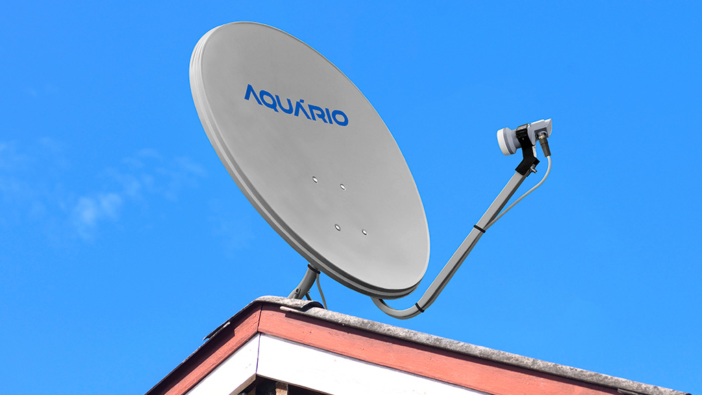 antena parabólica digital DTH-75 instalada em cima de uma casa